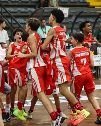 Pode ser uma imagem de 6 pessoas, pessoas a jogar basquetebol e a texto