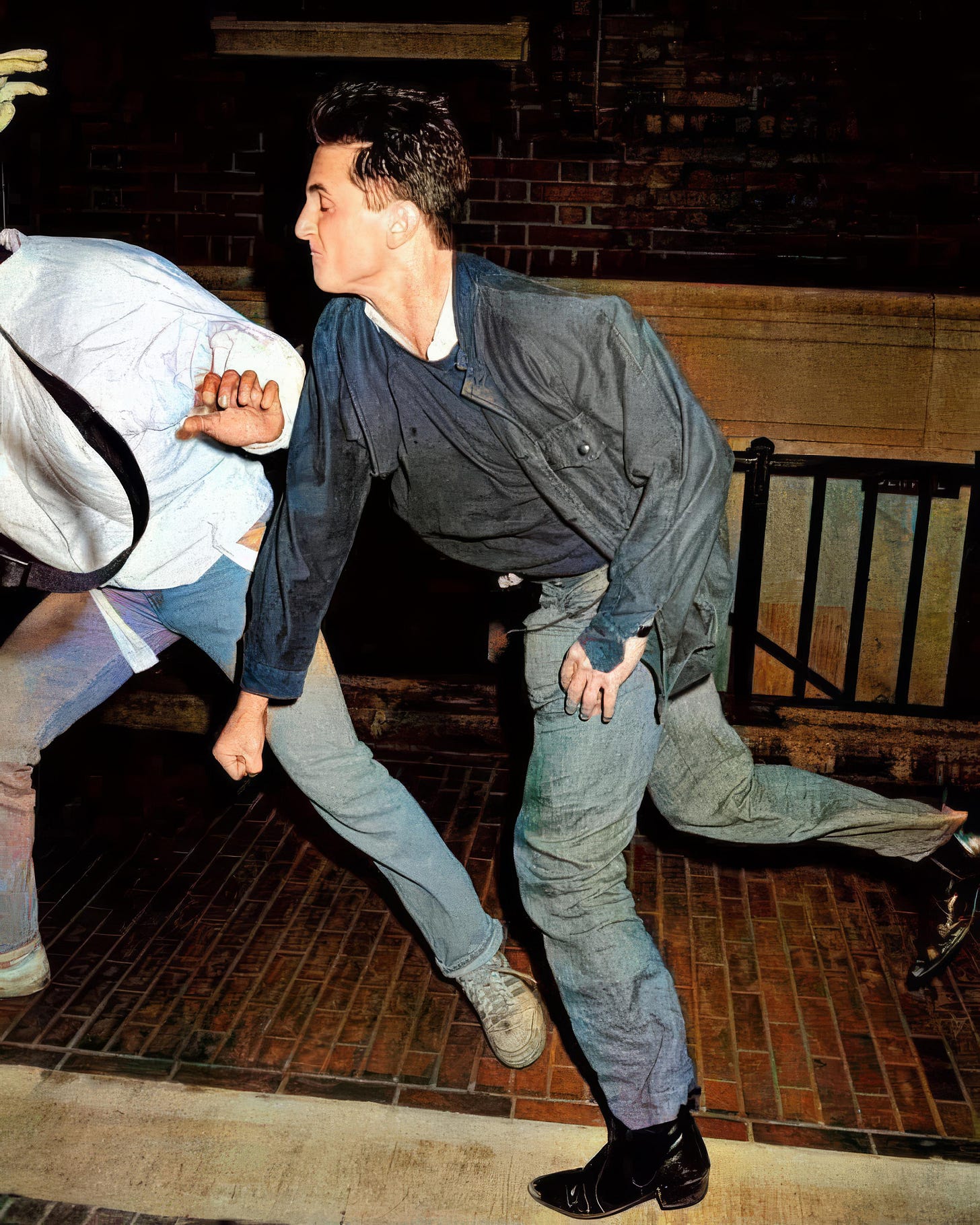 Sean Penn throwing a punch at a paparazzo (1986) : r/80s Sean Penn throwing a punch at a paparazzo (1986) : r/80s
