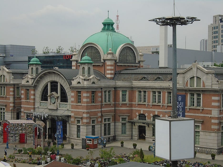 A building with a green dome

AI-generated content may be incorrect.