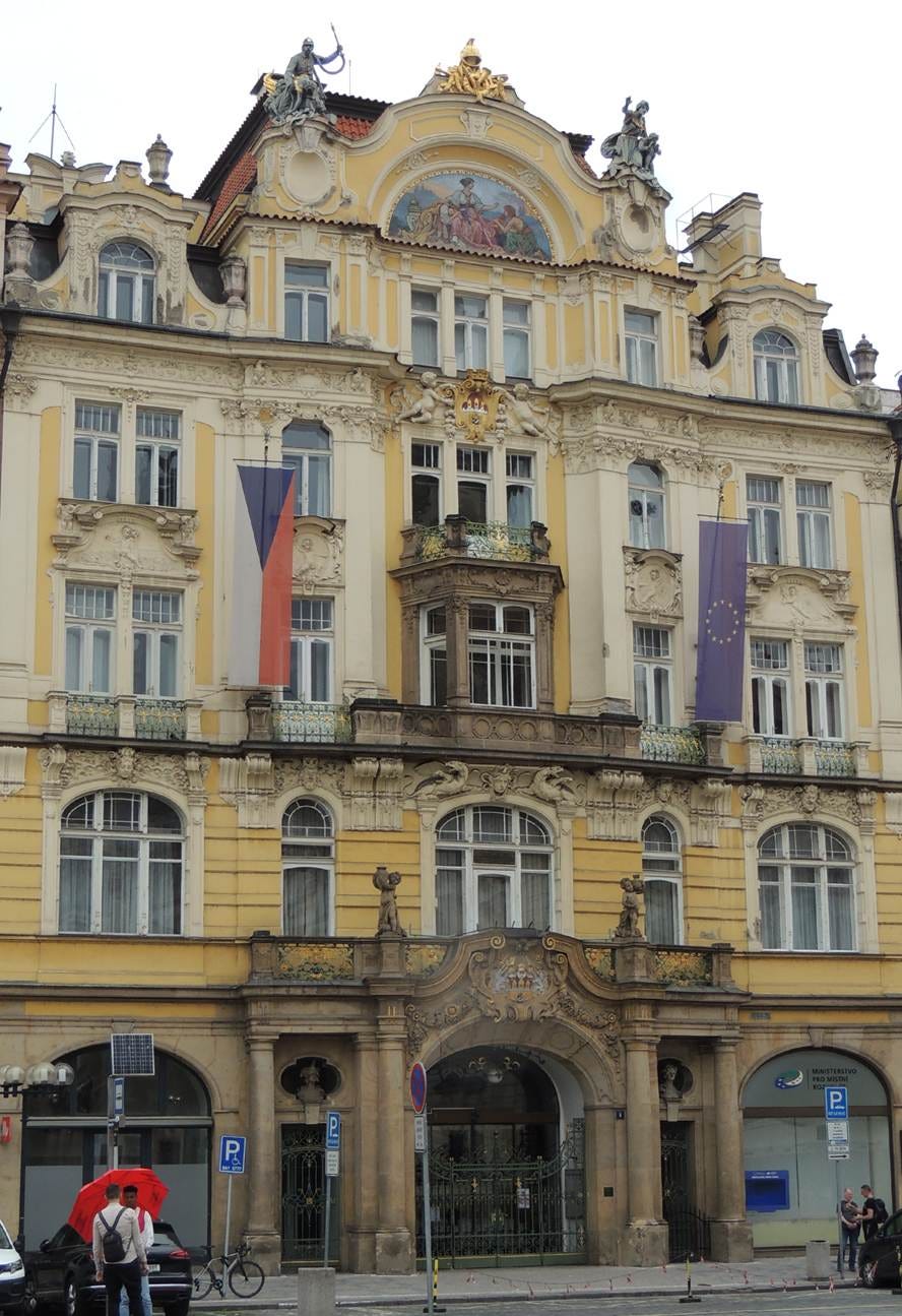 A building with many windows

AI-generated content may be incorrect.