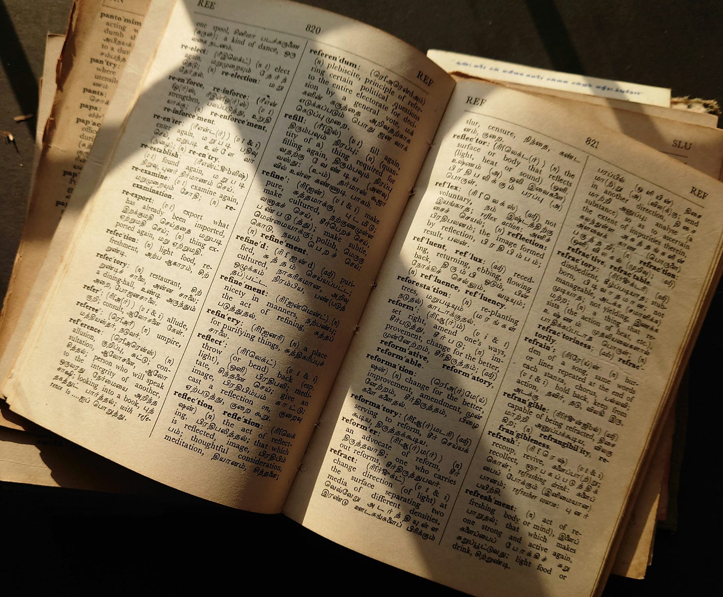 Un libro abierto sentado encima de una mesa Un libro abierto sentado encima de una mesa
