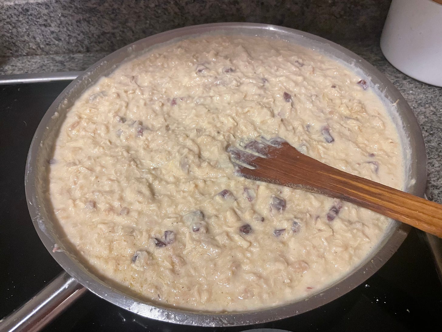 La masa de croquetas de pollo con trocitos de jamón ibérico