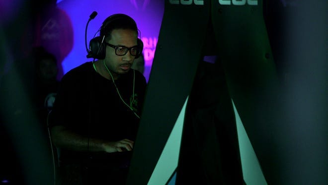 Carl 'Perfect Legend' White competes in the ESL Mortal Kombat X Pro League Finals.