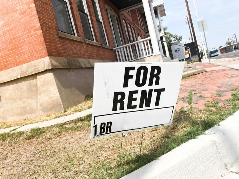 A for-rent sign beckons tenants in Albuquerque, N.M. A proposed rule from the U.S. Department of Housing and Urban Development would affect mixed-status immigrant households that use Section 8 rental assistance. (Photo by Marisa Demarco/Source NM) A for-rent sign beckons tenants in Albuquerque, N.M. A proposed rule from the U.S. Department of Housing and Urban Development would affect mixed-status immigrant households that use Section 8 rental assistance. (Photo by Marisa Demarco/Source NM)