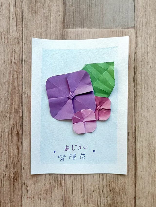 Hortensias et origami d’hortensia collés sur une feuille de papier