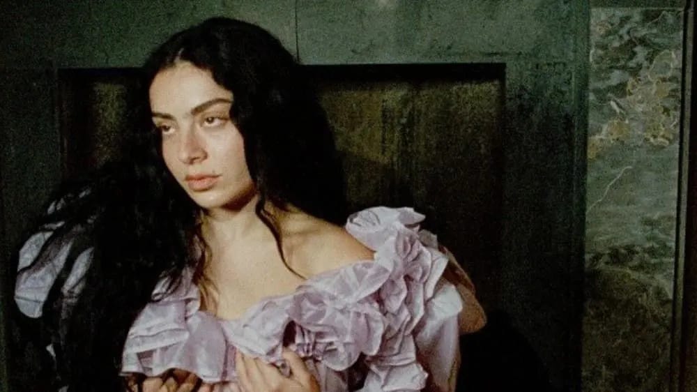 Charli XCX abraça o gótico e revela detalhes de álbum feito para novo ... Charli XCX abraça o gótico e revela detalhes de álbum feito para novo ...