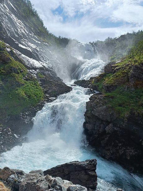 Cascada Kjosfossen en el tren de Flåm. 
