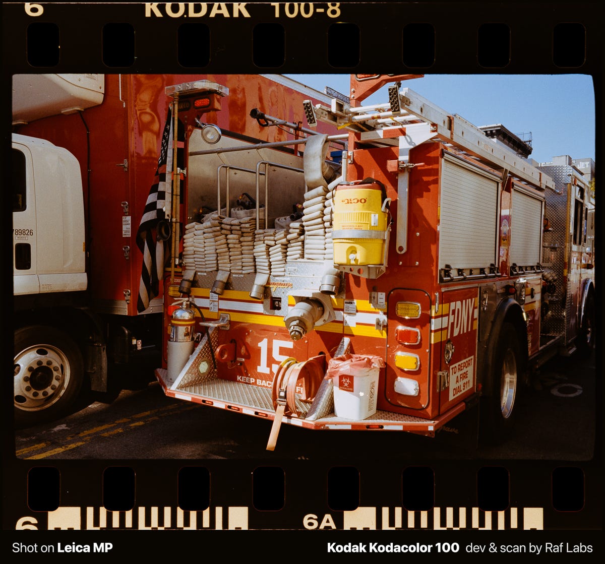 Caminhão de bombeiros em NYC, mostrando taxas de contraste decentes, cor e faixa dinâmica para o Kodacolor 100. Caminhão de bombeiros em NYC, mostrando taxas de contraste decentes, cor e faixa dinâmica para o Kodacolor 100.
