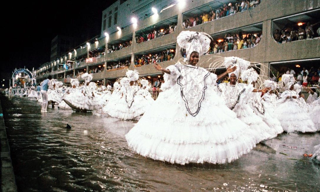 File:Desfile da Escola de Samba Beija-Flor - 1986.jpg - Wikimedia Commons