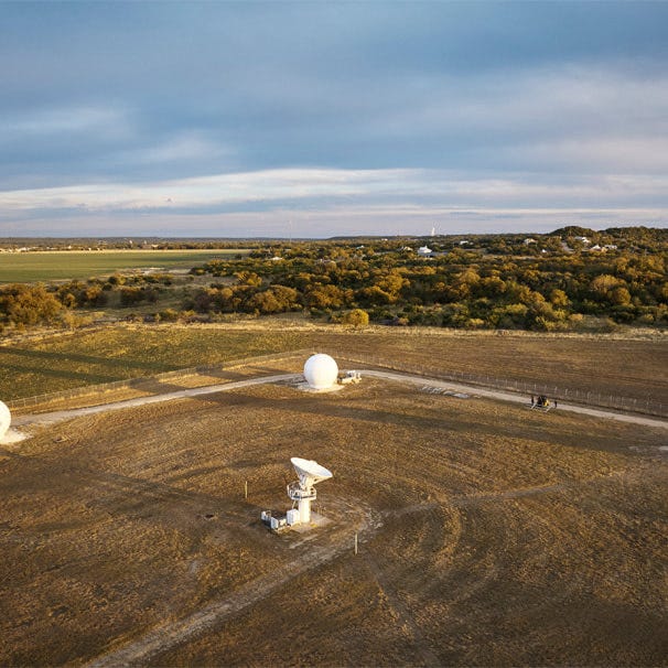Globalstar 地面站野外設備|來源:Apple Newsroom Globalstar 地面站野外設備|來源:Apple Newsroom