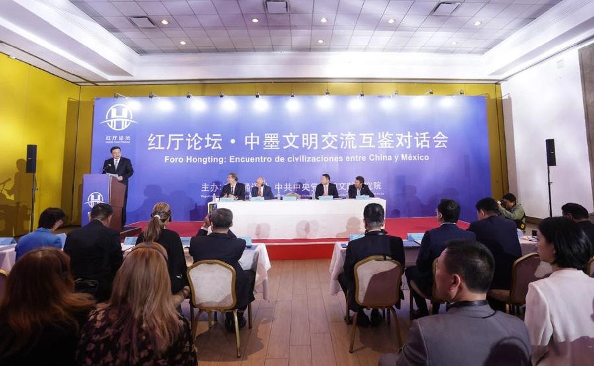 El diálogo se dirigió a analizar el contexto en el cual ambos países iniciaron sus relaciones, las cuales llevan más de dos siglos vigentes, a repensar la actualidad: China es el segundo socio comercial y su cultura ha permeado en varios aspectos de México. 
