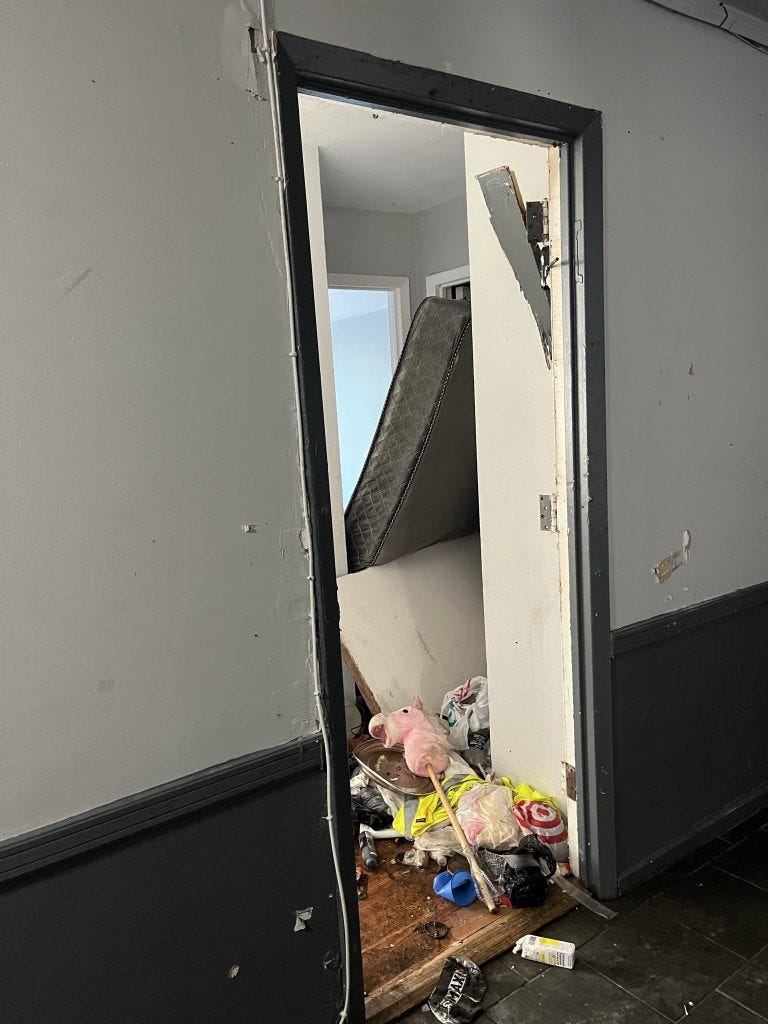 Feds detain dozens of immigrants in 'massive' South Shore apartment  building raid in Chicago • The TRiiBE