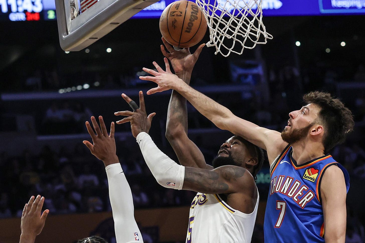 Lakers' Deandre Ayton disappearing against Thunder - Los Angeles Times