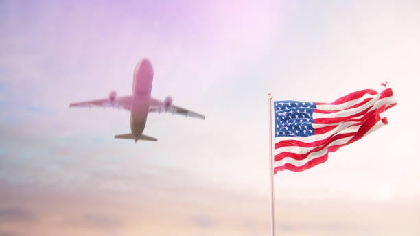 indicateur des usa avec l'avion au fond - united states leaving photos et images de collection