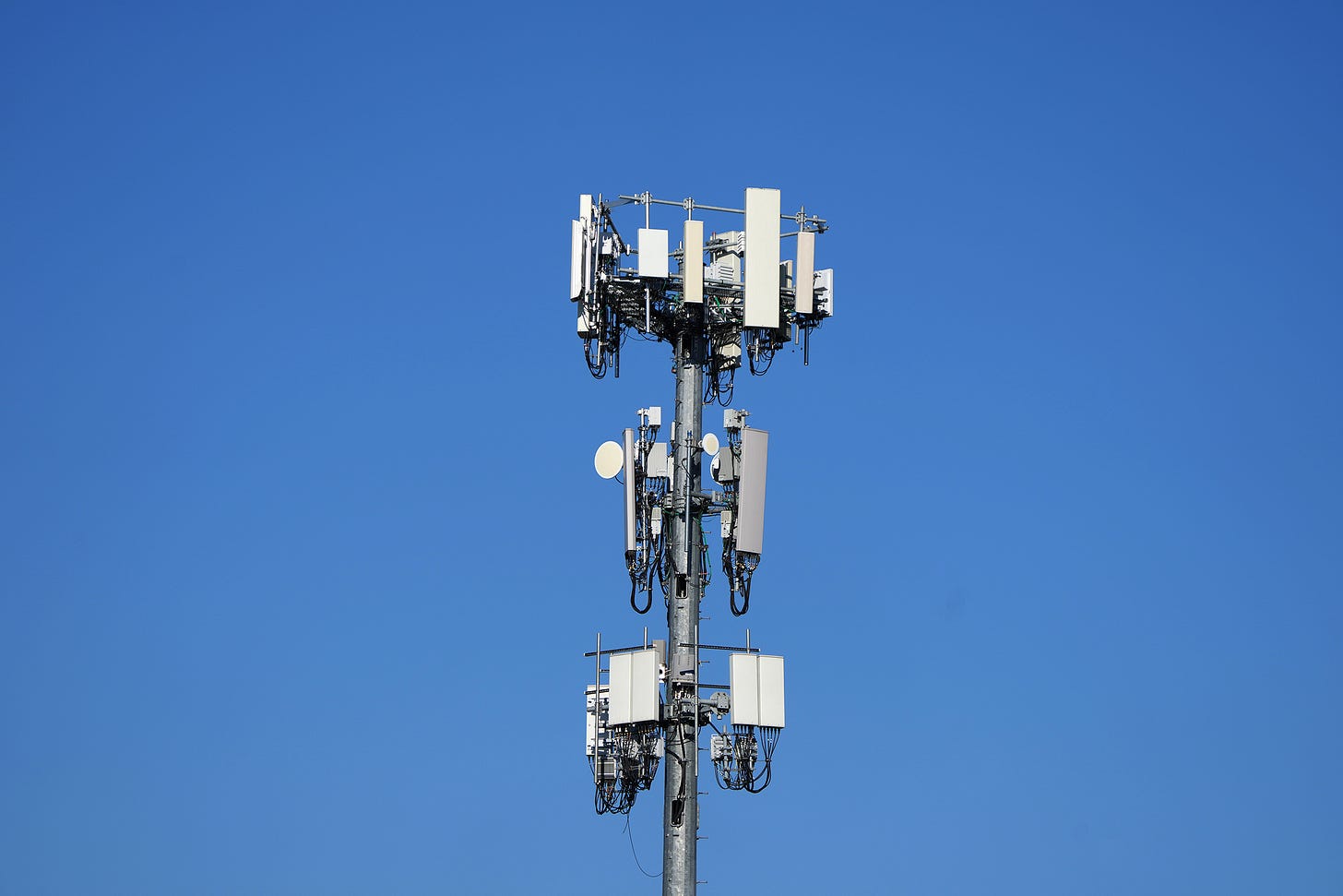 FAA clears Verizon and AT&T to turn on more 5G cell towers
