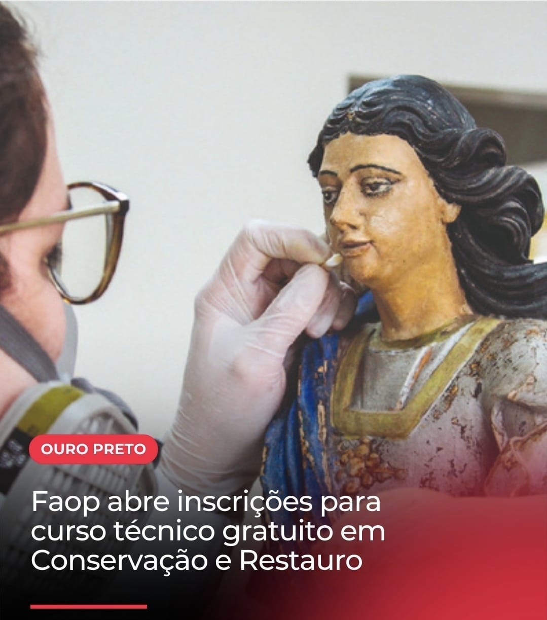 #descrevemospravocê  Card digital anuncia a abertura de inscrições para curso técnico gratuito em Conservação e Restauro, oferecido pela FAOP (Fundação de Arte de Ouro Preto). O nome da cidade aparece em destaque, dentro de uma tarja vermelha com letras brancas: OURO PRETO. Abaixo, em texto branco sobre fundo em degradê do preto ao vermelho, lê-se: “Faop abre inscrições para curso técnico gratuito em Conservação e Restauro”.  A imagem ao fundo mostra uma cena de restauração. À esquerda, uma pessoa usa luvas cirúrgicas e máscara de proteção enquanto trabalha cuidadosamente na face de uma escultura religiosa policromada, que parece ser de madeira. A figura restaurada é feminina, com cabelos longos e ondulados pintados de preto, pele clara e traços suaves. Veste túnica azul e dourada, com sinais de desgaste. A mão da restauradora encosta levemente no rosto da escultura com uma pequena ferramenta ou pincel, sugerindo um trabalho delicado e técnico.  A imagem transmite o cuidado e a precisão envolvidos no ofício da conservação de patrimônio histórico, além de valorizar o ensino técnico na área cultural.