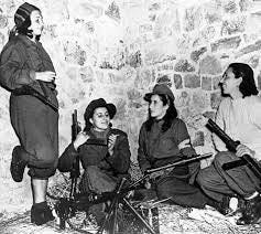 1. Foto di donne partigiane con in mano mitra e mattarelli. 2. Foto di un gruppo di uomini con al centro una donna con un caschetto in testa e una pistola in mano. 3. Gruppo di donne appoggiate a un muro, con vestiti militari e armi in mano.