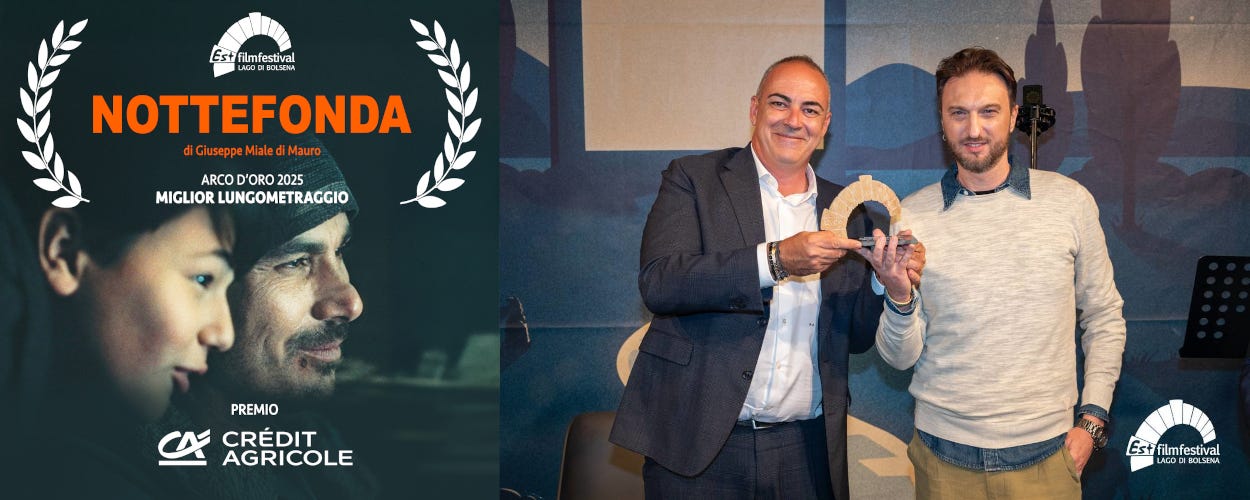 Angelo Rampini consegna a Giuseppe Miale di Mauro l’Arco d’oro per il miglior film.