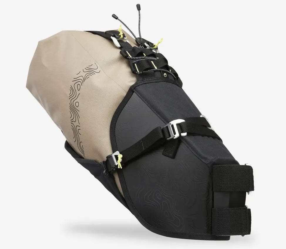 Decathlon ADVT 900 bikepacking bag in a saddle harness Decathlon ADVT 900 bikepacking bag in a saddle harness