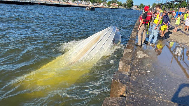 4 people rescued after boat capsized in Lake Michigan 4 people rescued after boat capsized in Lake Michigan