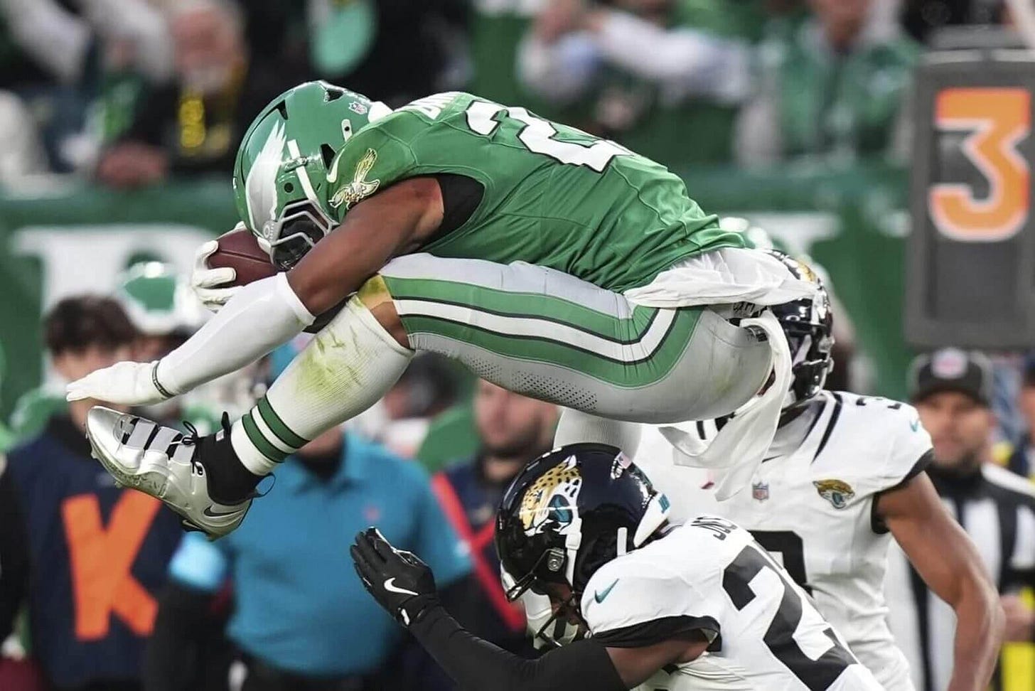 Saquon Barkley's backward hurdle against Jaguars draws widespread disbelief  from NFL fans - The Athletic