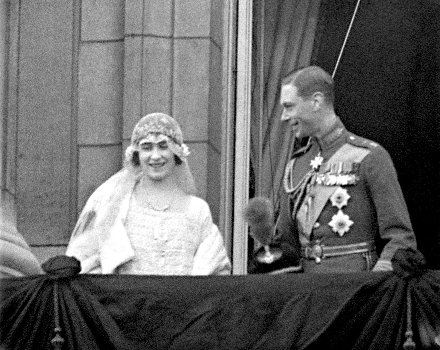 Lady Elizabeth Bowes-Lyon and Prince Albert on palace balcony after their wedding in 1923