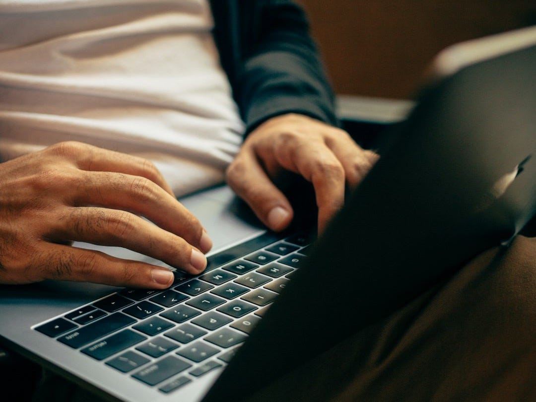 person using MacBok person using MacBok