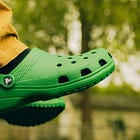 El caso Crocs: Cómo un 'zapato feo' se hizo más rentable que la industria del lujo.