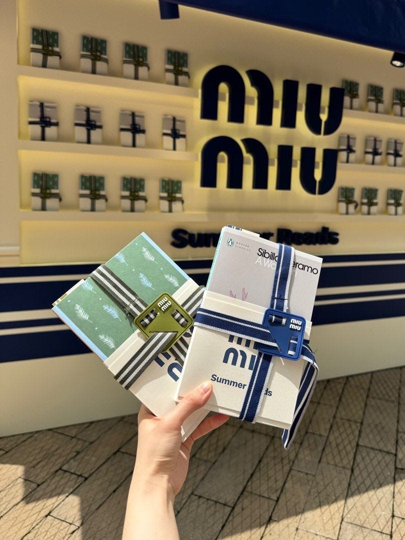 Miu Miu Summer Reads 書, 興趣及遊戲, 書本& 文具, 小說& 故事書- Carousell