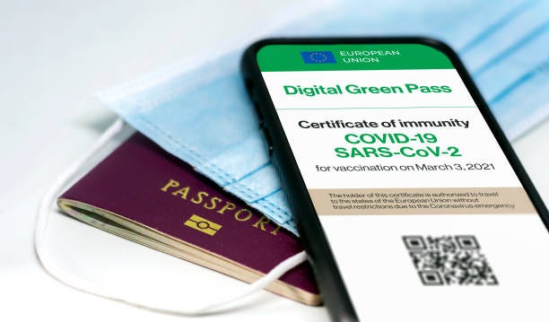 det digitala gröna passet i europeiska unionen med qr-koden på skärmen på en mobiltelefon över en kirurgisk mask och ett pass - vaccine passport bildbanksfoton och bilder