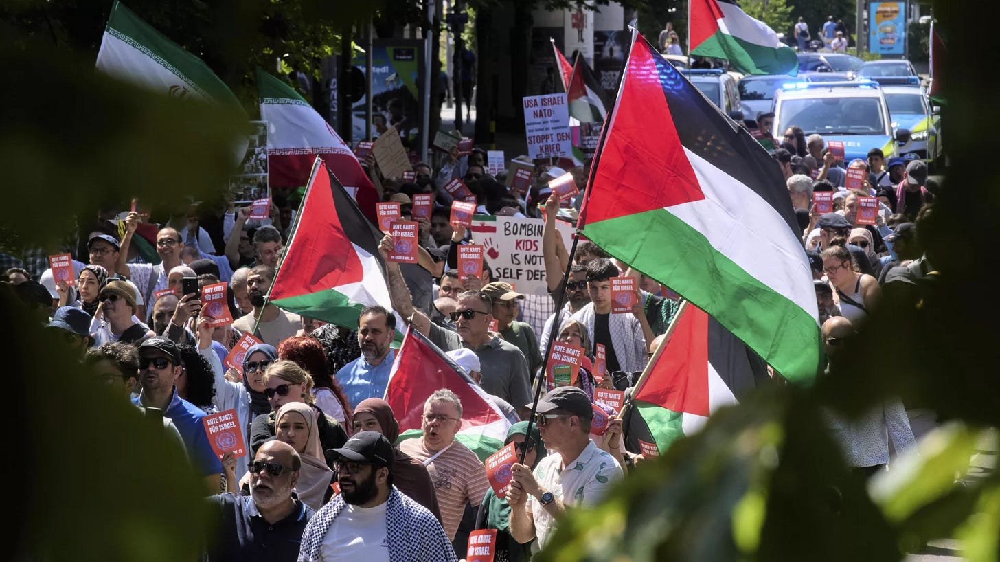Some hundred people amongst them Iranian and Palestinians protest against Israel in Frankfurt, Germany, Thursday, June 19, 2025.  - Sputnik International, 1920, 31.08.2025