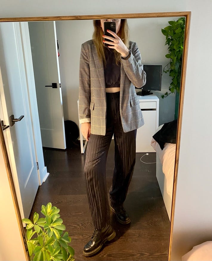 A person taking a selfie in a mirror

Description automatically generated