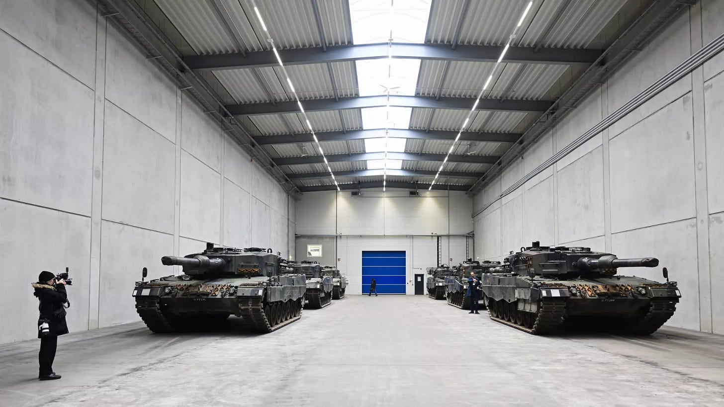 A view of Leopard 2 tanks at a production line. File photo. - Sputnik International, 1920, 23.03.2025