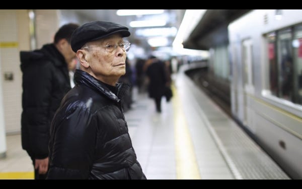 De vaste plek van Jiro waar hij wacht op de metro.