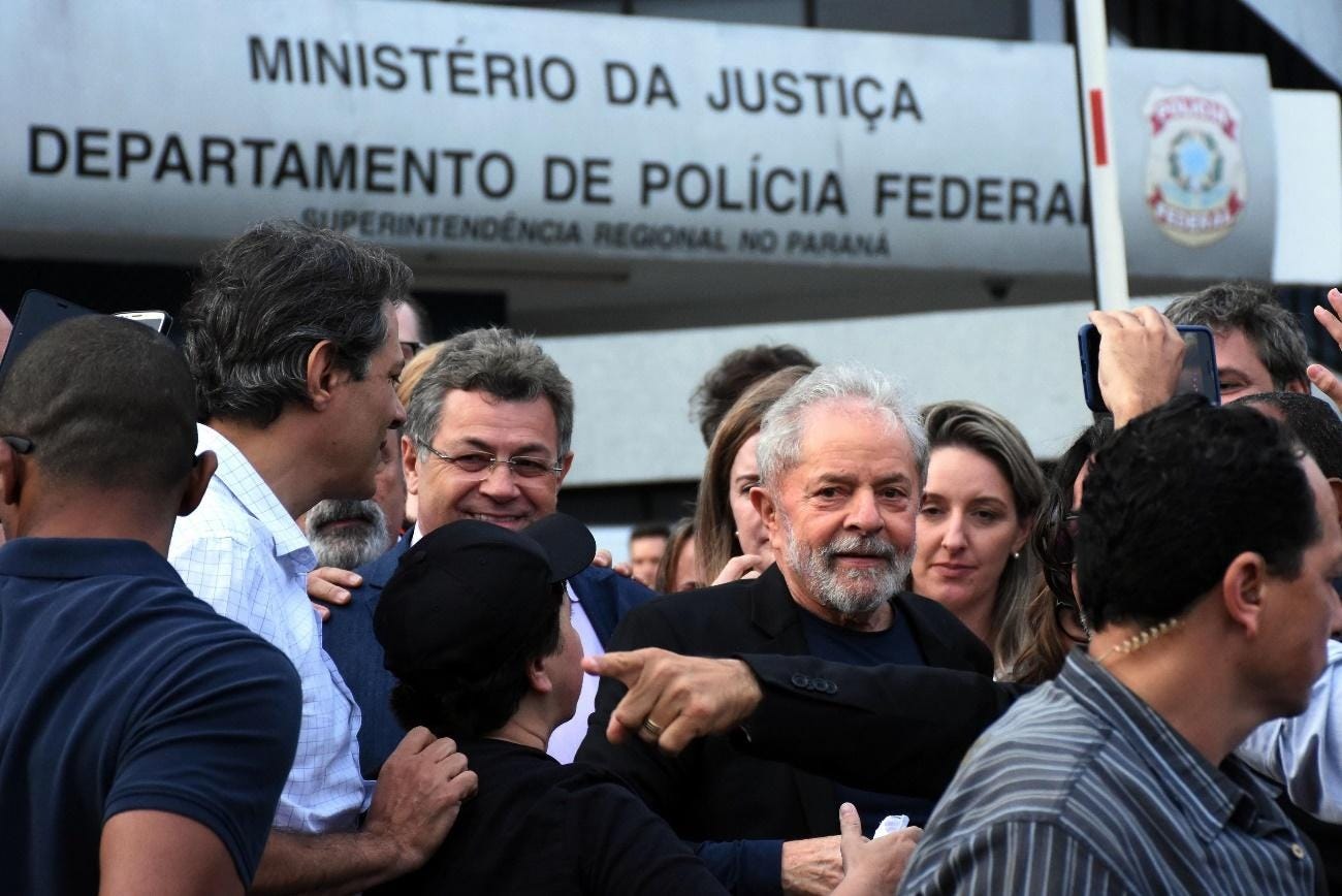 Grupo de pessoas com as mãos
O conteúdo gerado por IA pode estar incorreto. Grupo de pessoas com as mãos
O conteúdo gerado por IA pode estar incorreto.