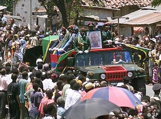 Maandamano na mlolongo wa maelfu kwa maelfu ya watu katika mazishi ya Hayati Mwalimu Julius Nyerere