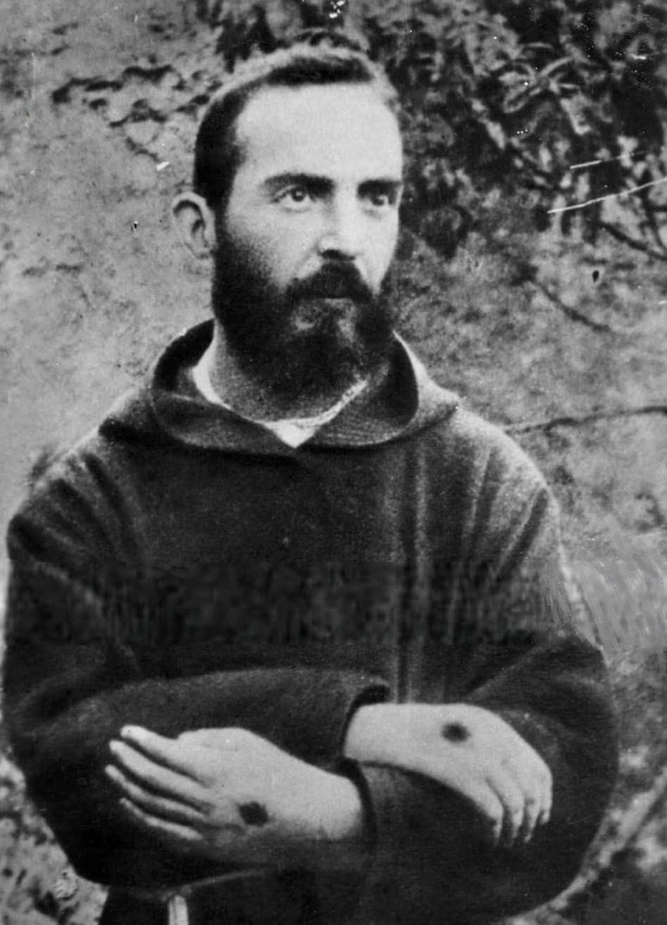 https://upload.wikimedia.org/wikipedia/commons/4/48/Padre-Pio-young.jpg