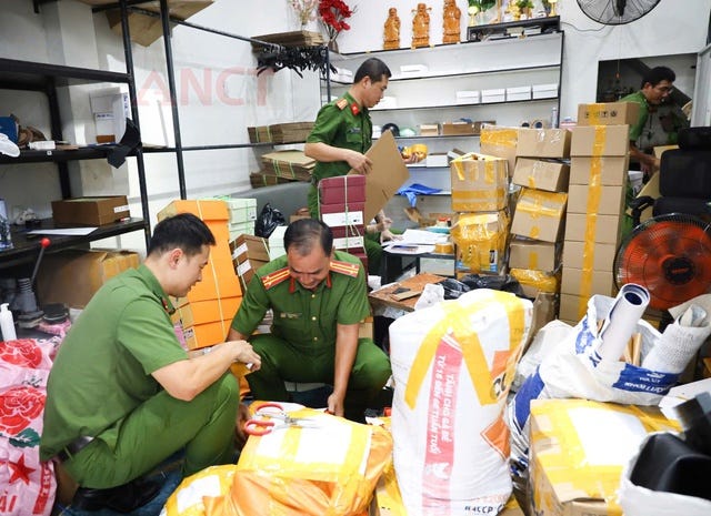 Vietnam’s Can Tho police seize over 4,200 fake luxury items in major counterfeit operations- Ảnh 1. Vietnam’s Can Tho police seize over 4,200 fake luxury items in major counterfeit operations- Ảnh 1.