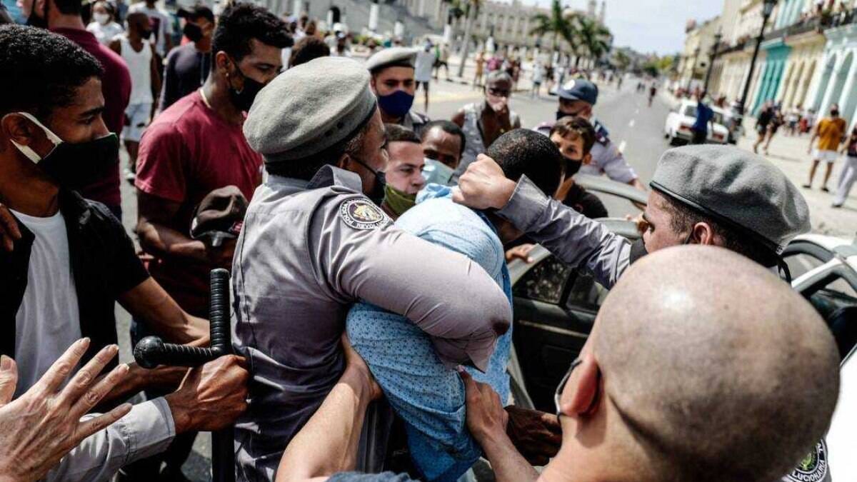 Cuba tem domingo de protestos em meio ao aumento de casos de Covid-19 |  Mundo | iG