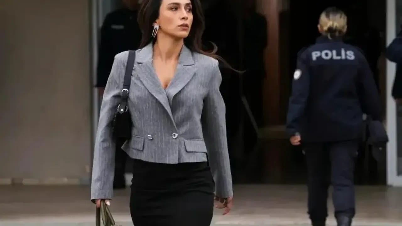 Eşref Rüya dizisinde avukat karakterin adliye önünde yürüdüğü sahne, gri ceket ve çanta Eşref Rüya dizisinde avukat karakterin adliye önünde yürüdüğü sahne, gri ceket ve çanta