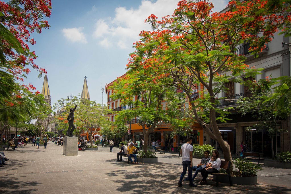 Plazoleta del mercado corona en el centro de Guadalajara