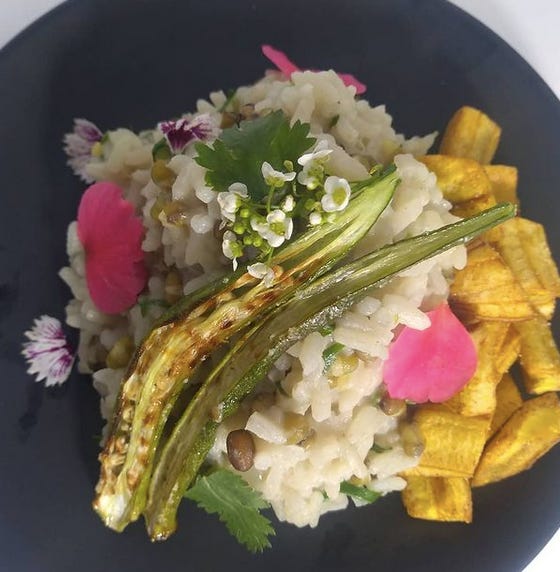 Prato da Baobá Comedoria com arroz, quiabo e banana da terra.