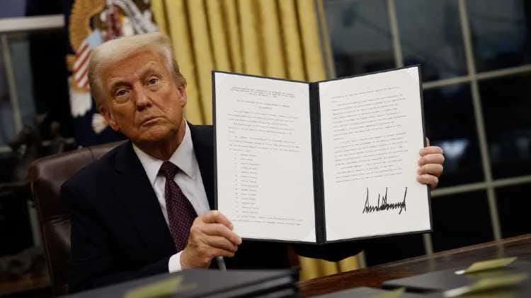Donal Trump affiche un décret signé