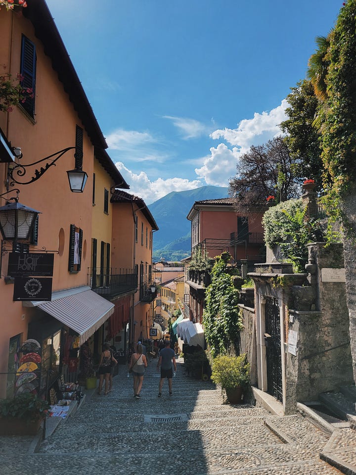 Shops along Salita Serbelloni and a narrow hillside street in Bellagio