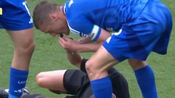Jamie Vardy Took Whistle to Stop Play By Himself After Ref Went Down With  Injury