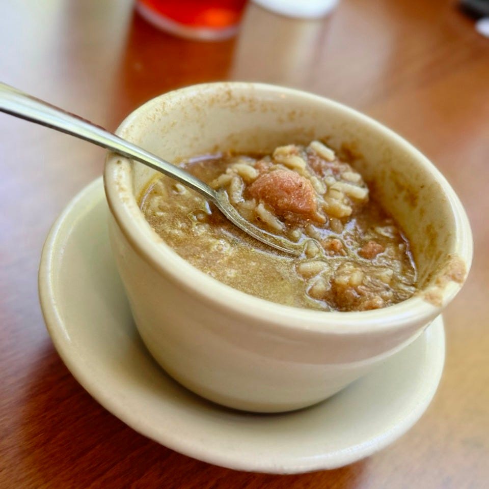 Le très bon gumbo du restaurant « La cuisine de maman » à Lafayette, en Louisiane, aux États-Unis.