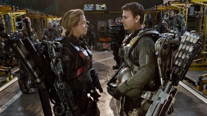 Rita (Emily Blunt) und Cage (Tom Cruise)  +++ Die Verwendung des sendungsbezogenen Materials ist nur mit dem Hinweis und Verlinkung auf RTL+ gestattet. +++ – Bild: RTL /​ Warner Bros. Ent.