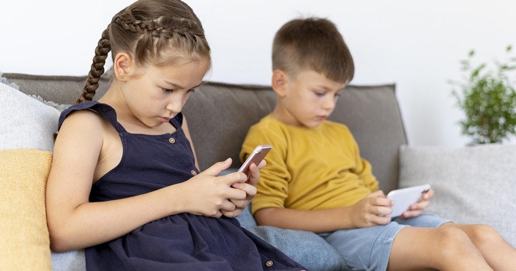 Uso de redes sociais por crianças afeta negativamente o desempenho escolar Uso de redes sociais por crianças afeta negativamente o desempenho escolar