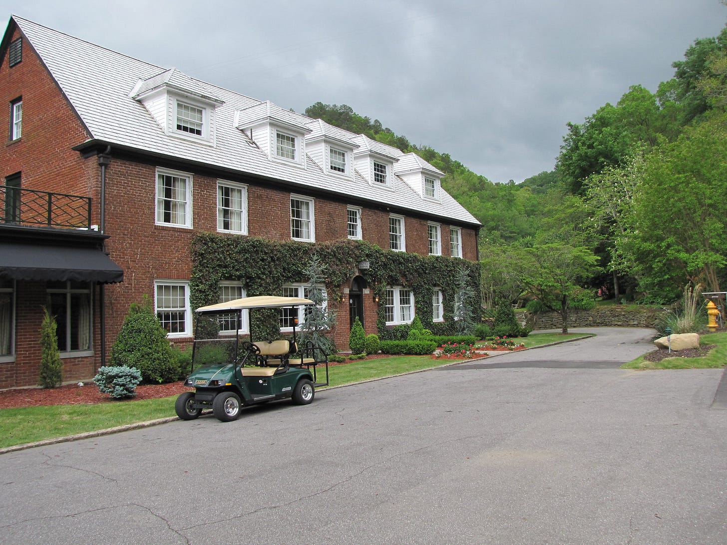 tapoco lodge under gray sky
