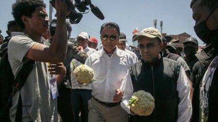 Défile sur un marché de Tana pour le président de Madagascar Défile sur un marché de Tana pour le président de Madagascar
